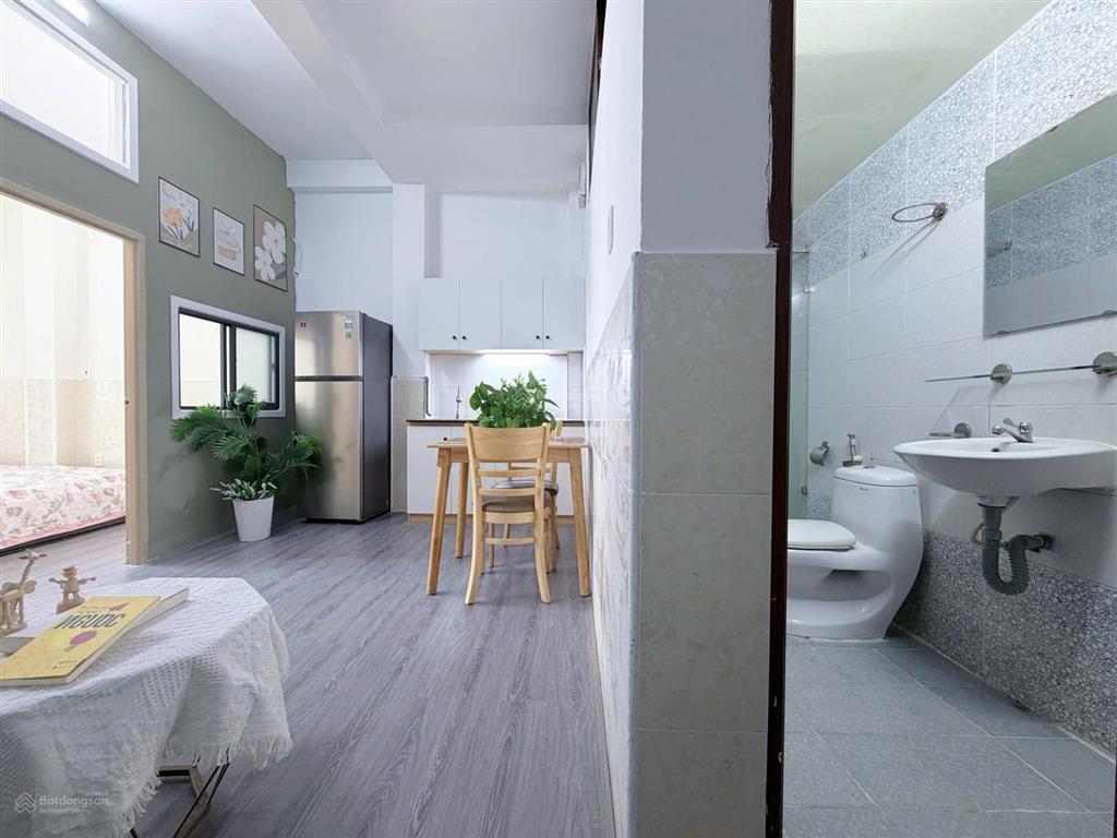 Trống sẵn 2 phòng ngủ đầy đủ tiện nghi, thang máy di chuyển gần sân bay tân sơn nhất