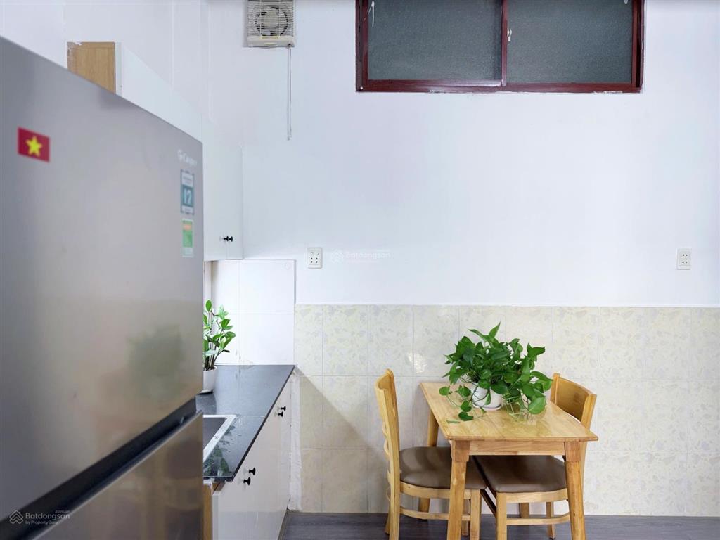 Trống sẵn 2 phòng ngủ đầy đủ tiện nghi, thang máy di chuyển gần sân bay tân sơn nhất