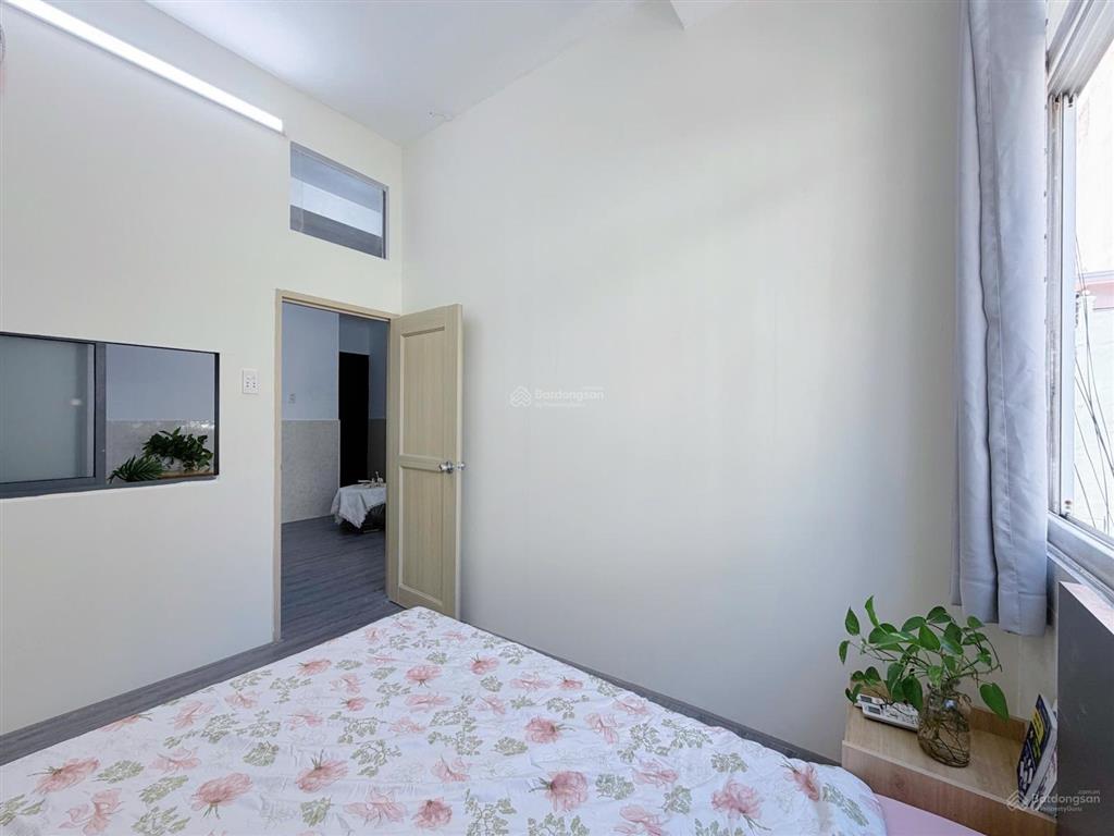 Trống sẵn 2 phòng ngủ đầy đủ tiện nghi, thang máy di chuyển gần sân bay tân sơn nhất
