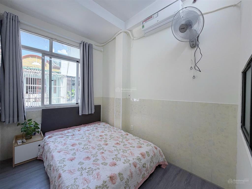Trống sẵn 2 phòng ngủ đầy đủ tiện nghi, thang máy di chuyển gần sân bay tân sơn nhất