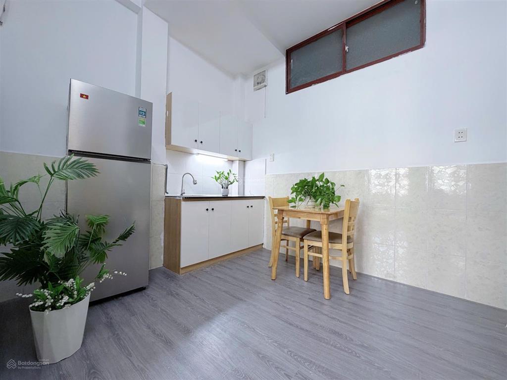 Trống sẵn 2 phòng ngủ đầy đủ tiện nghi, thang máy di chuyển gần sân bay tân sơn nhất