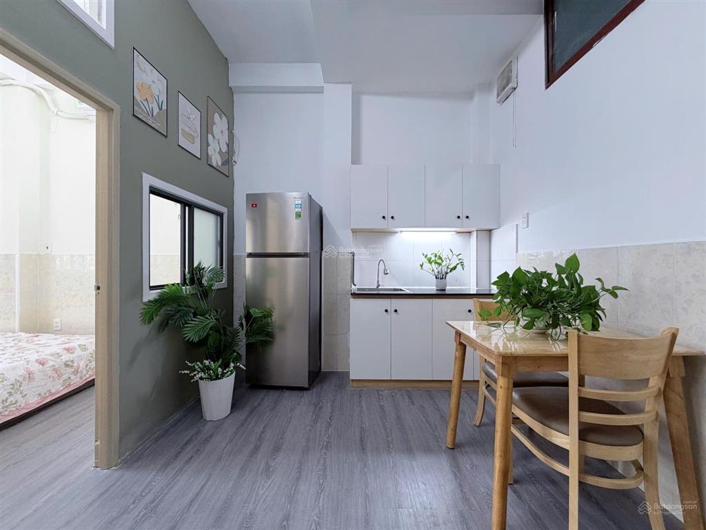 Trống sẵn 2 phòng ngủ đầy đủ tiện nghi, thang máy di chuyển gần sân bay tân sơn nhất