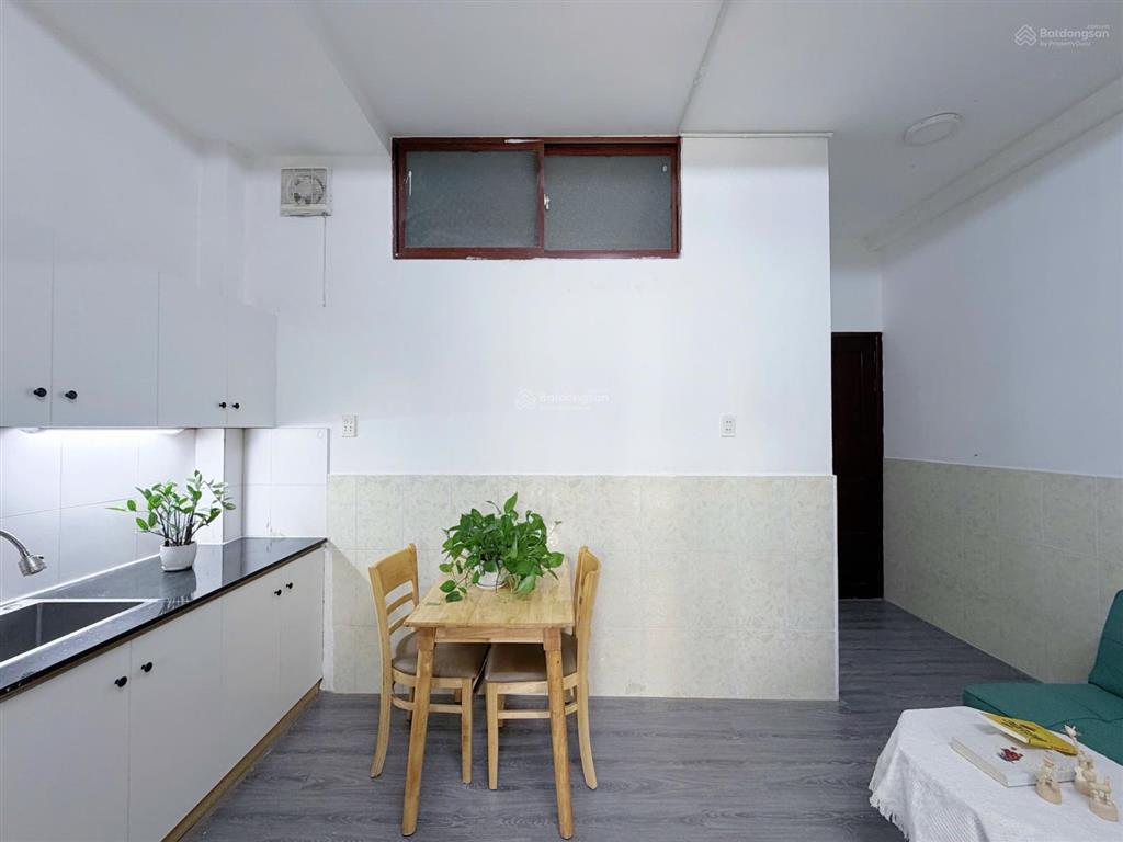 Trống sẵn 2 phòng ngủ đầy đủ tiện nghi, thang máy di chuyển gần sân bay tân sơn nhất