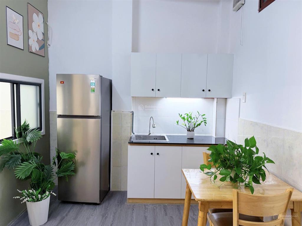 Trống sẵn 2 phòng ngủ đầy đủ tiện nghi, thang máy di chuyển gần sân bay tân sơn nhất