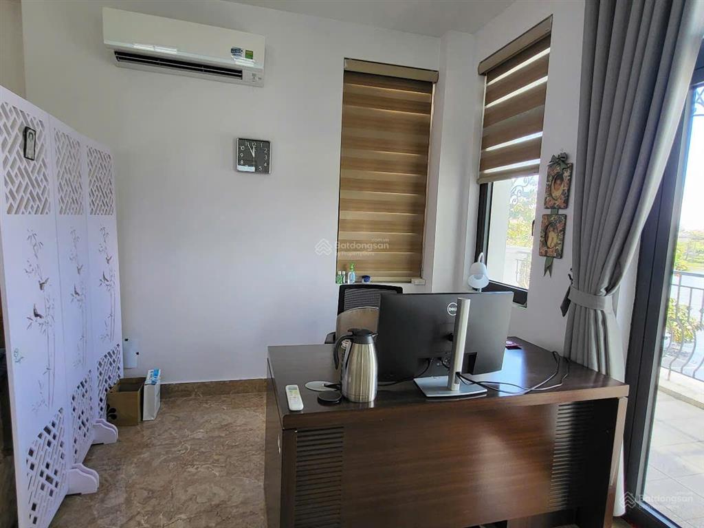 Cho thuê biệt thự đơn lập vinhomes marina, dt 330m2, nhà 3 tầng có ngủ master, có sân vườn, view hồ