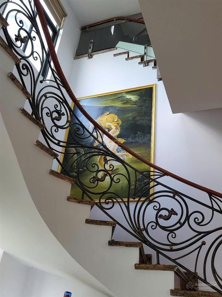 Cho thuê biệt thự đơn lập vinhomes marina, dt 330m2, nhà 3 tầng có ngủ master, có sân vườn, view hồ