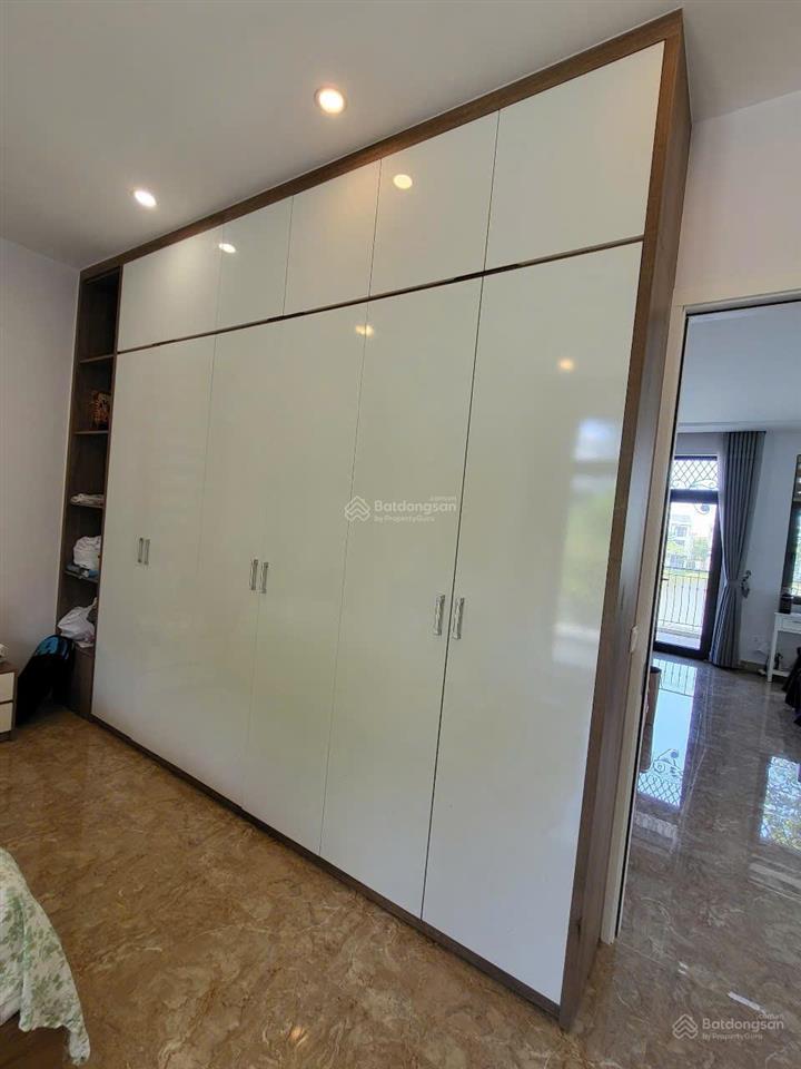 Cho thuê biệt thự đơn lập vinhomes marina, dt 330m2, nhà 3 tầng có ngủ master, có sân vườn, view hồ