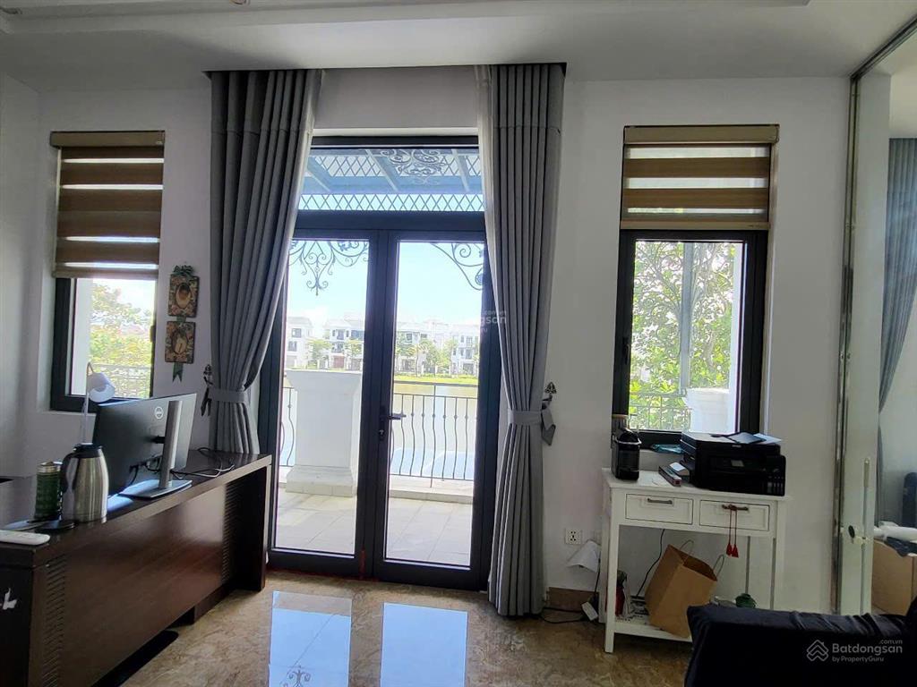 Cho thuê biệt thự đơn lập vinhomes marina, dt 330m2, nhà 3 tầng có ngủ master, có sân vườn, view hồ