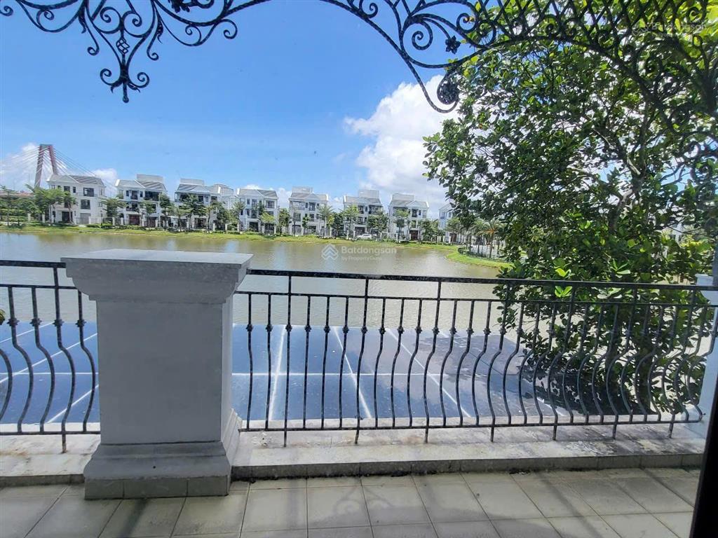 Cho thuê biệt thự đơn lập vinhomes marina, dt 330m2, nhà 3 tầng có ngủ master, có sân vườn, view hồ