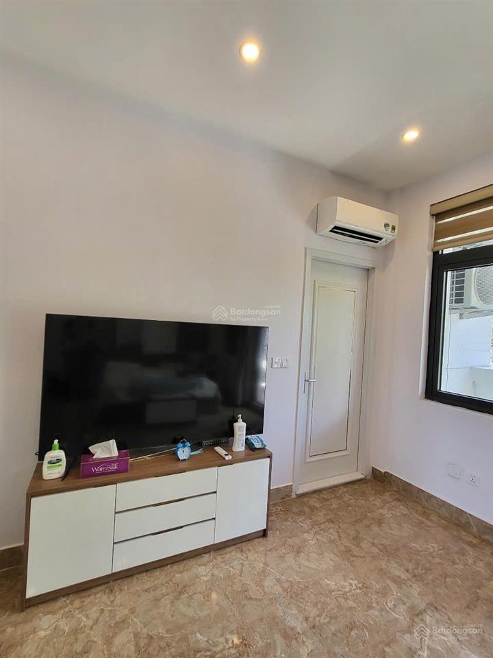 Cho thuê biệt thự đơn lập vinhomes marina, dt 330m2, nhà 3 tầng có ngủ master, có sân vườn, view hồ