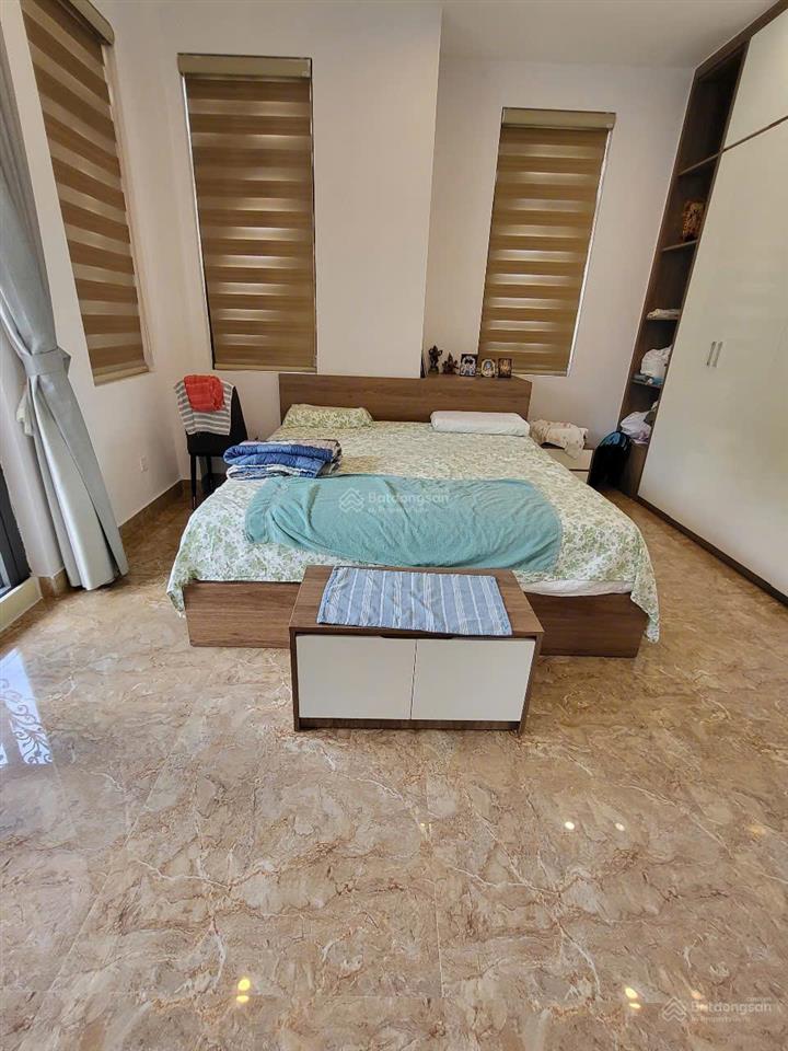 Cho thuê biệt thự đơn lập vinhomes marina, dt 330m2, nhà 3 tầng có ngủ master, có sân vườn, view hồ