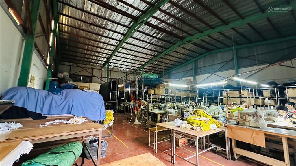Cho thuê nhà mặt đường máng nước, dtmb 1200m2 gồm sân vườn 500m2, nhà 300m2 x 3 tầng, kho 400m2