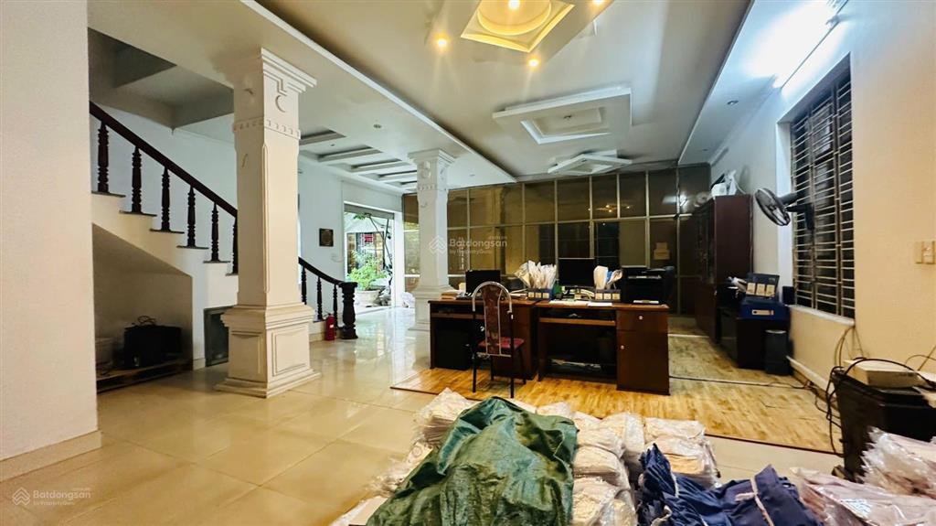 Cho thuê nhà mặt đường máng nước, dtmb 1200m2 gồm sân vườn 500m2, nhà 300m2 x 3 tầng, kho 400m2