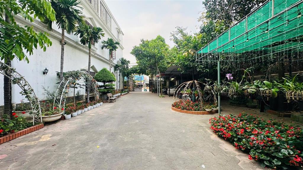 Cho thuê nhà mặt đường máng nước, dtmb 1200m2 gồm sân vườn 500m2, nhà 300m2 x 3 tầng, kho 400m2