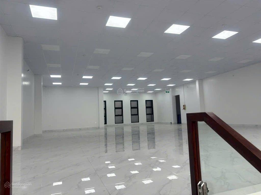 Cho thuê nhà mặt đường ngô gia tự ngay gần văn cao, dt 200m2, ngang 6m, nhà 2 tầng thông sàn đẹp