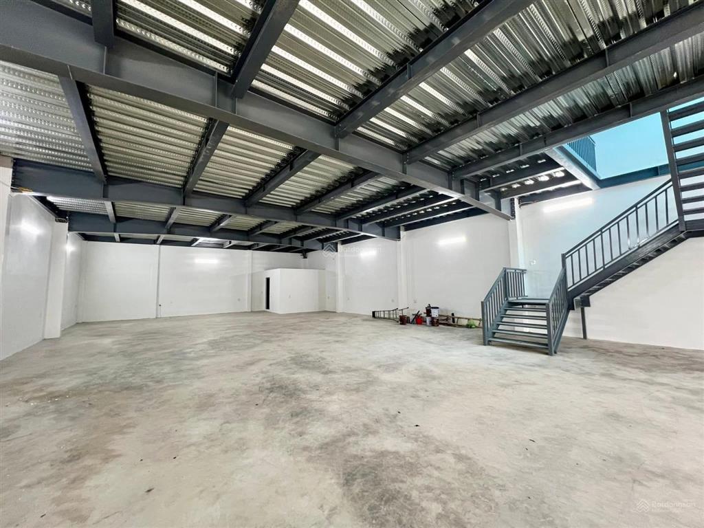 Cho thuê nhà mặt đường máng nước gần ngã 4 cơ điện, ngang 18m, dt 400m2, nhà 1.5 tầng thông sàn