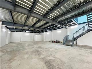 Cho thuê nhà mặt đường máng nước gần ngã 4 cơ điện, ngang 18m, dt 400m2, nhà 1.5 tầng thông sàn
