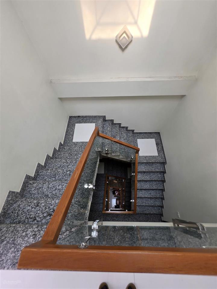 Bán nhà 4 tầng độc lập gần hồ phương lưu, lộc vừng đỏ, dt 70m², ngang 4m, ngõ cực nông ô tô đỗ cửa