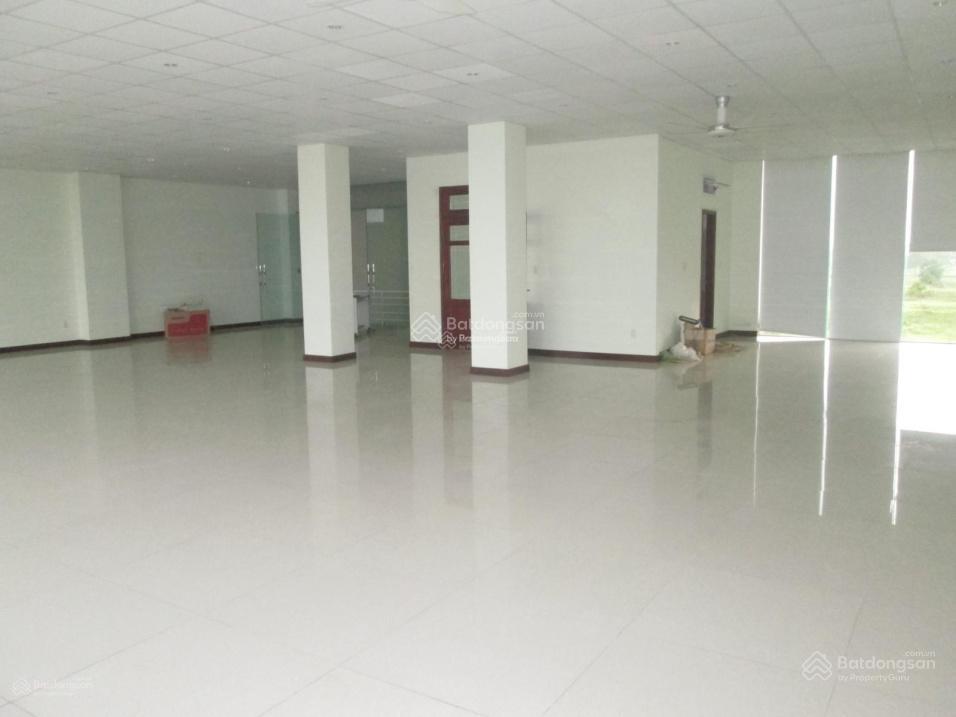 Cho thuê nhà mặt đường phạm văn đồng gần cầu rào 2, dtmb 330m2, ngang 15m, nhà 3 tầng mới thông sàn