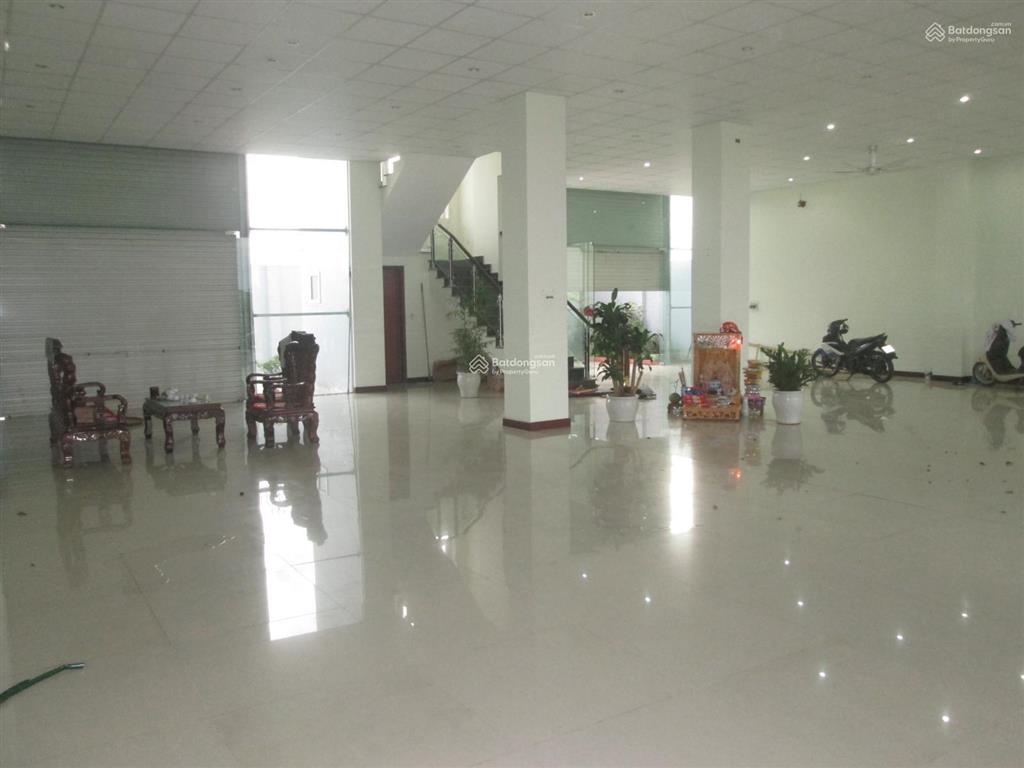 Cho thuê nhà mặt đường phạm văn đồng gần cầu rào 2, dtmb 330m2, ngang 15m, nhà 3 tầng mới thông sàn