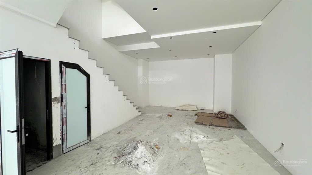 Cho thuê nhà mặt đường lương khánh thiện, ngang gần 6m, dt 80m2x3 tầng thông sàn, có pccc, điều hoà