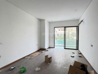 Cho thuê nhà mặt đường lương khánh thiện, ngang gần 6m, dt 80m2x3 tầng thông sàn, có pccc, điều hoà