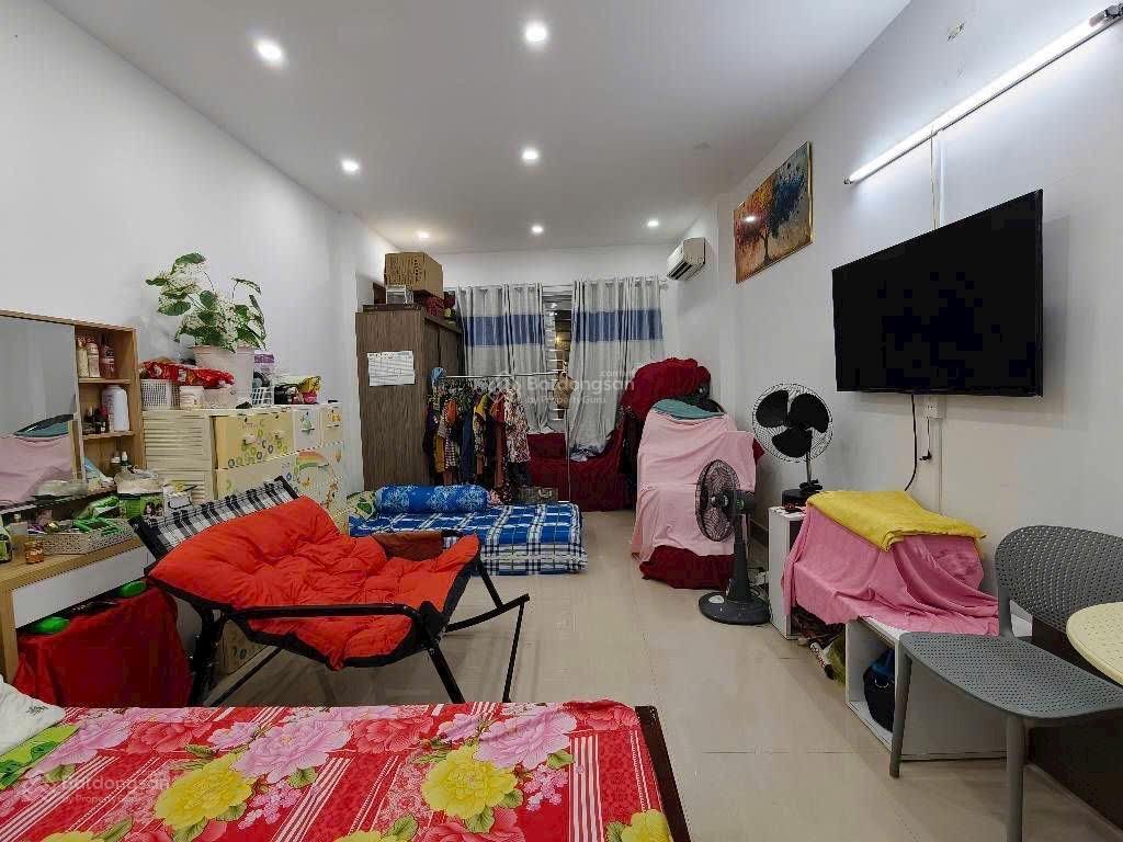 Sát mặt tiền nguyễn tiểu la q10. (3.1m x 10m). 5 tầng đúc. giá 7 tỷ tl