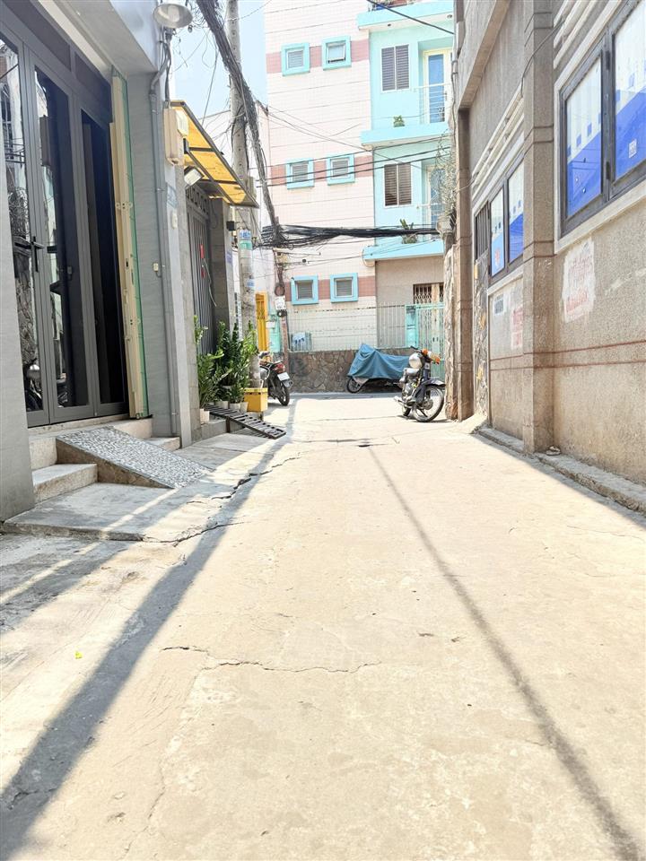 Sát mặt tiền nguyễn tiểu la q10. (3.1m x 10m). 5 tầng đúc. giá 7 tỷ tl