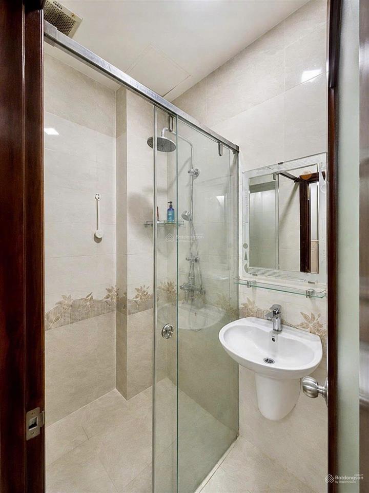 Sát mặt tiền trường sa q3. (5m x 10m), vuông vức. 5 tầng đẹp. giá 10 tỷ tl