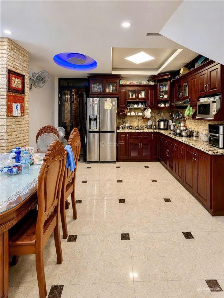 Sát mặt tiền trường sa q3. (5m x 10m), vuông vức. 5 tầng đẹp. giá 10 tỷ tl