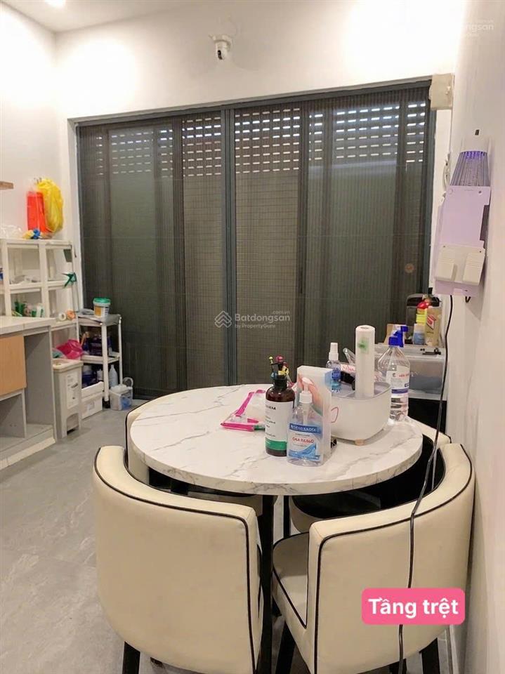 Sau lưng căn mt nguyễn hiền q3. (25m2). 4 tầng đúc btct. giá 5.5 tỷ tl
