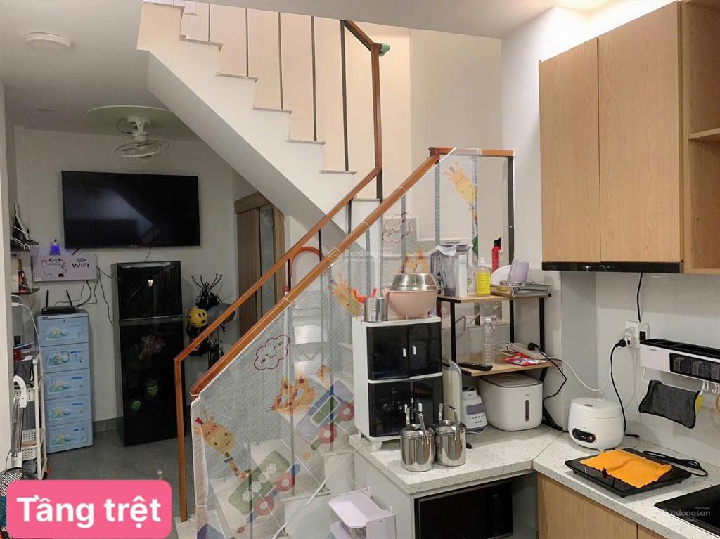 Sau lưng căn mt nguyễn hiền q3. (25m2). 4 tầng đúc btct. giá 5.5 tỷ tl
