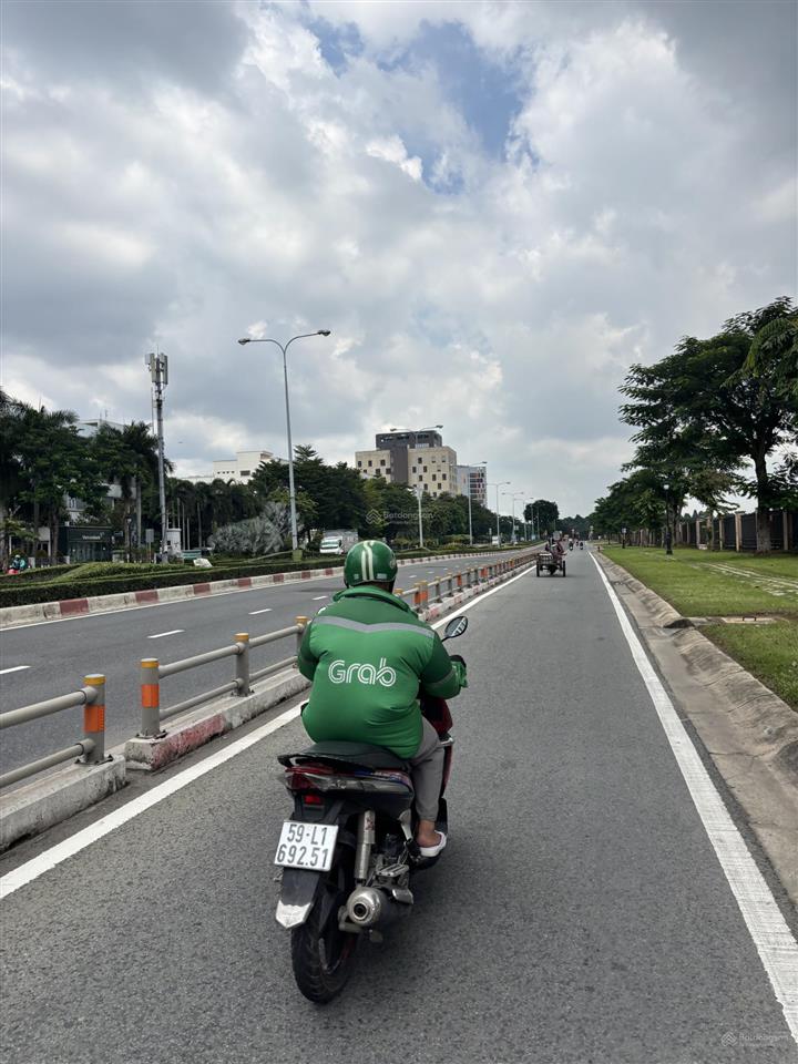 Cho thuê kho ngay gần ngã tư thủ đức mới xây dựng 400m2 giá 110k/m2 chưa vat đường thống thoáng