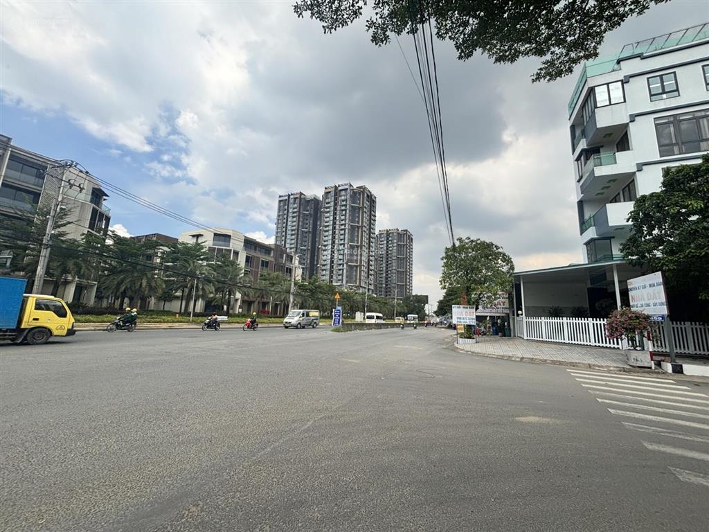 Cho thuê góc 2mt đối diện global city ngang 20m kinh doanh sầm uất mặt bằng đẹp trục đường.