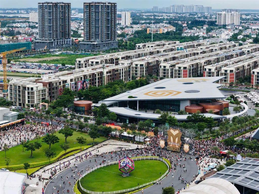 Cho thuê góc 2mt đối diện global city ngang 20m kinh doanh sầm uất mặt bằng đẹp trục đường.