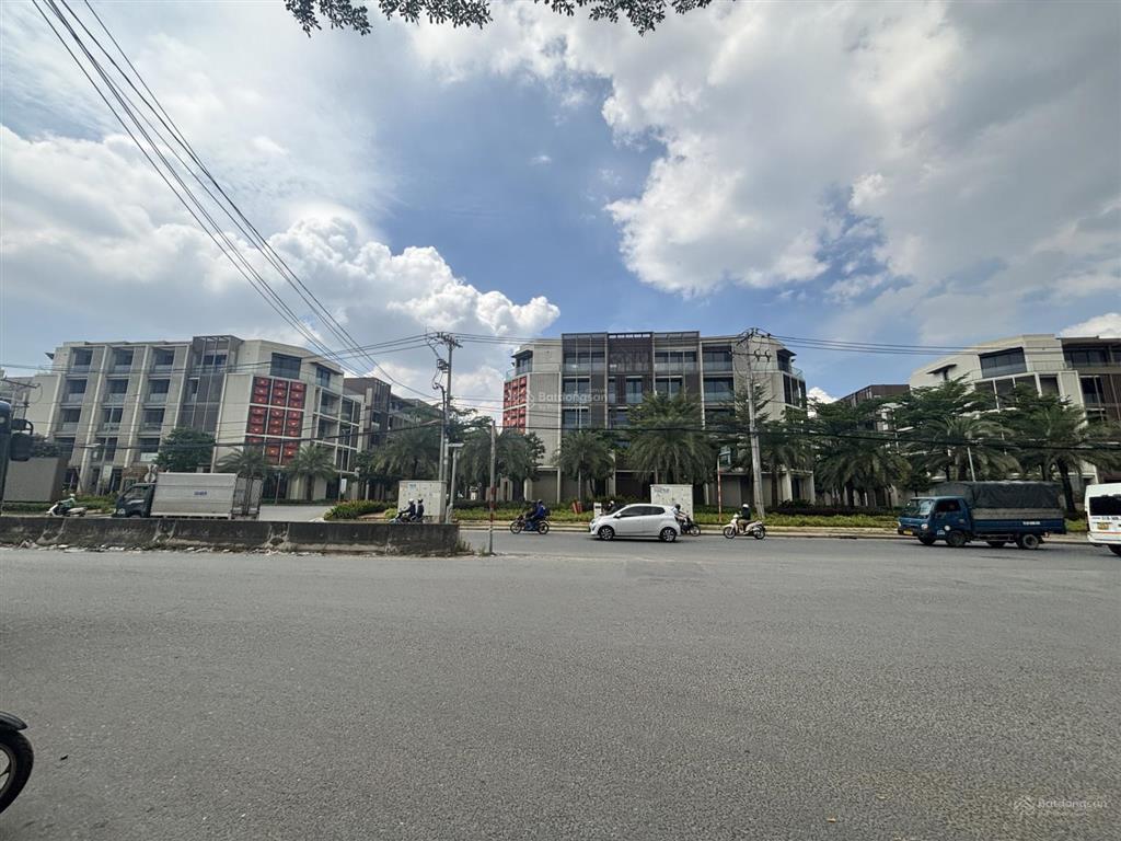 Cho thuê góc 2mt đối diện global city ngang 20m kinh doanh sầm uất mặt bằng đẹp trục đường.