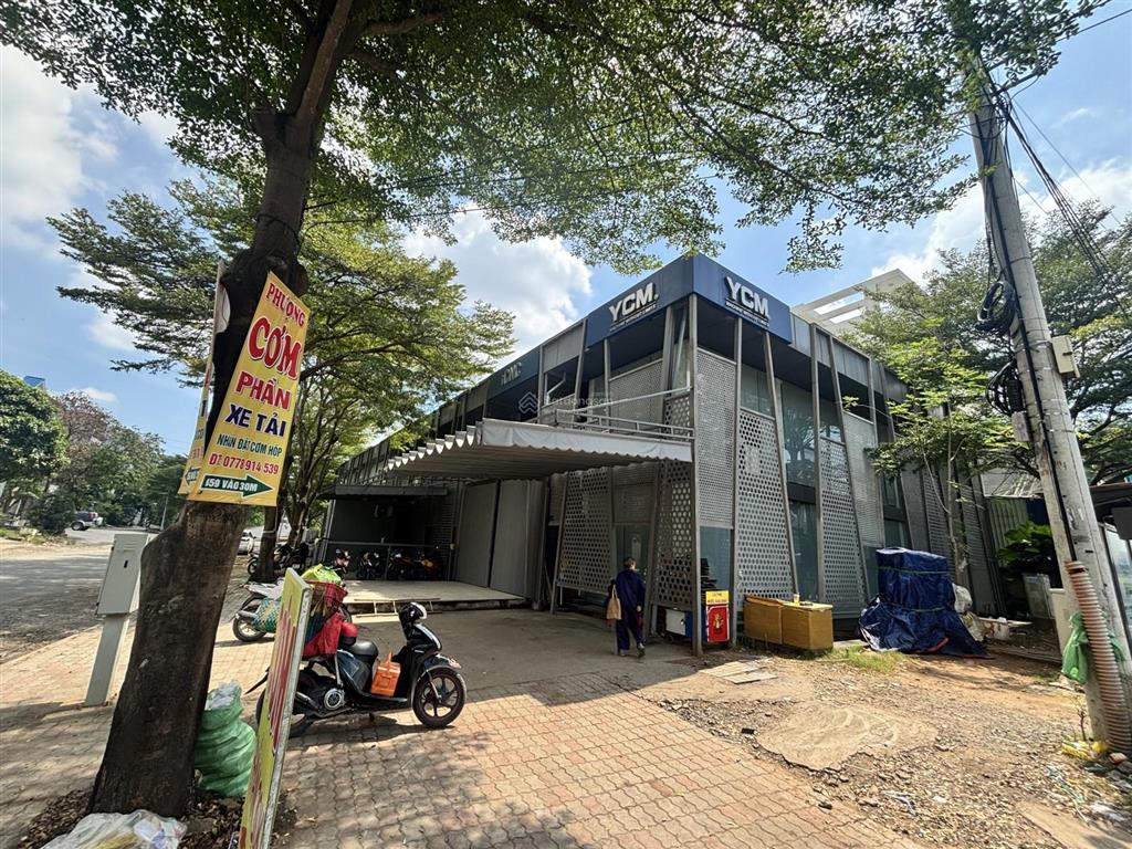 Cho thuê góc 2mt đối diện global city ngang 20m kinh doanh sầm uất mặt bằng đẹp trục đường.