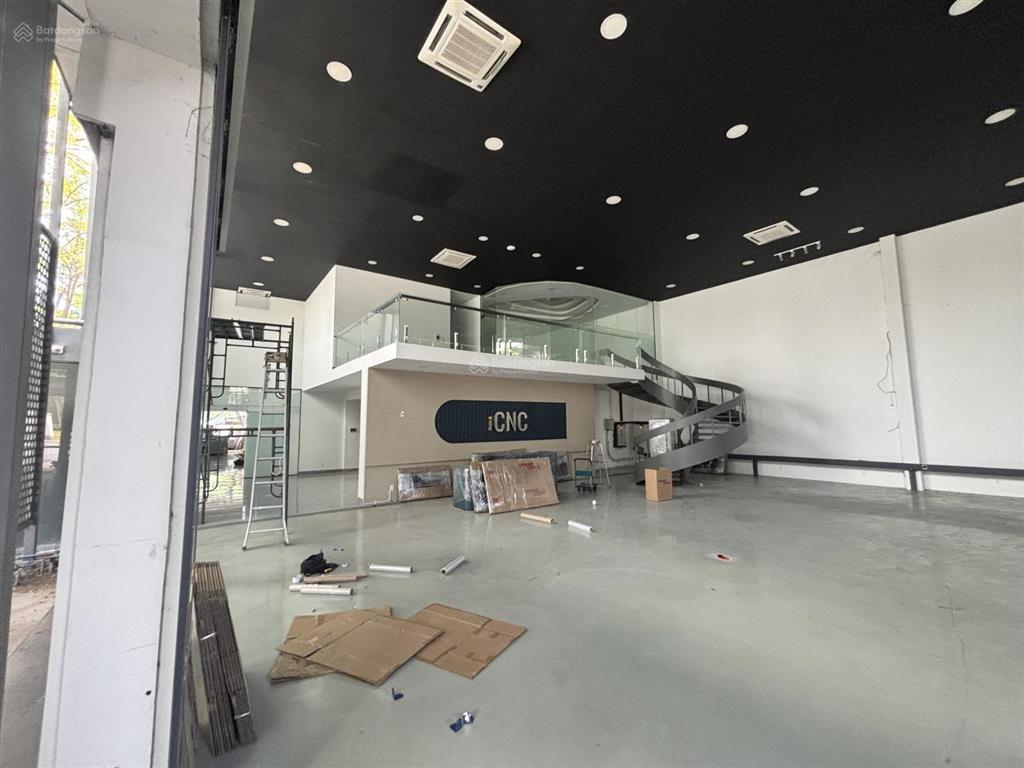 Cho thuê góc 2mt đối diện global city ngang 20m kinh doanh sầm uất mặt bằng đẹp trục đường.