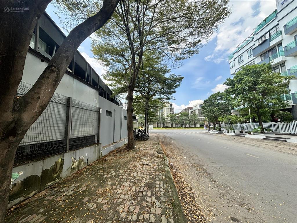 Cho thuê góc 2mt đối diện global city ngang 20m kinh doanh sầm uất mặt bằng đẹp trục đường.