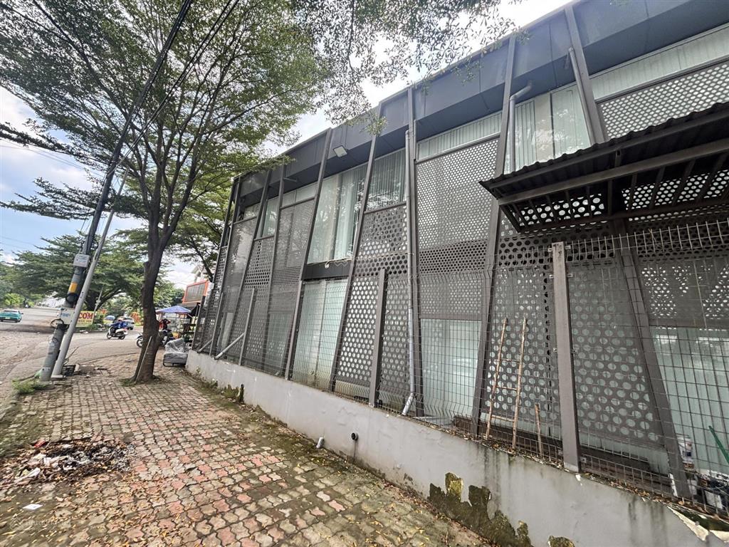 Cho thuê góc 2mt đối diện global city ngang 20m kinh doanh sầm uất mặt bằng đẹp trục đường.