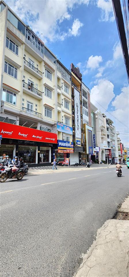 Khách sạn phố thương hiệu ngang lớn tặng kèm trên đất hai mặt tiền đường chính p1, đà lạt