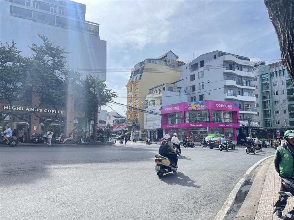 Khách sạn phố thương hiệu ngang lớn tặng kèm trên đất hai mặt tiền đường chính p1, đà lạt