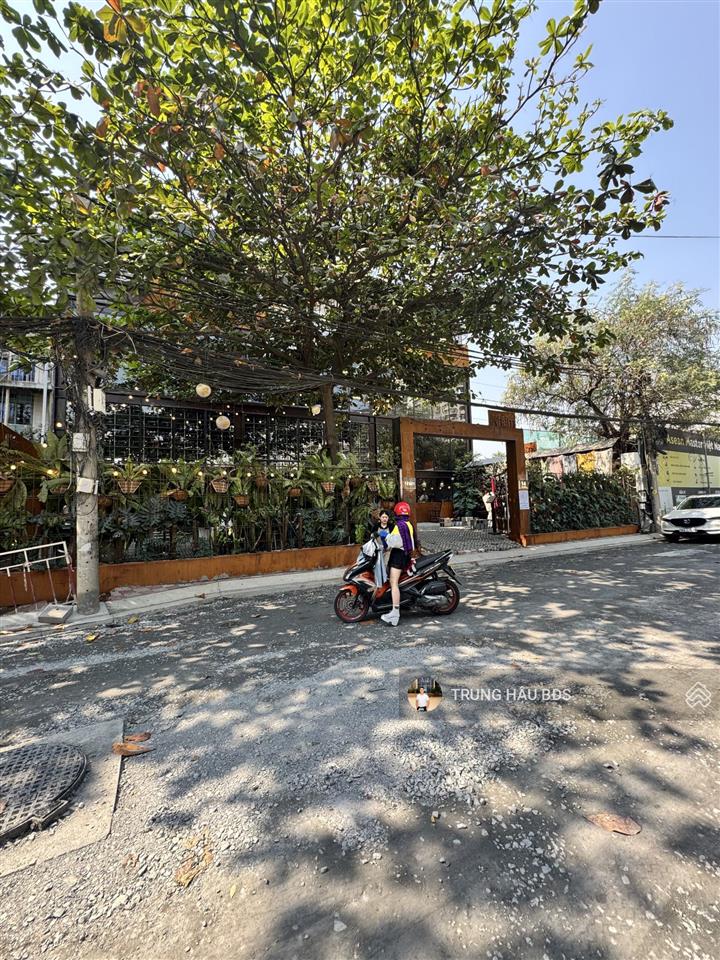 Ngộp bank bán gấp nhà mt nguyễn văn hưởng quận 2  dt 22 x 50m  cn 1.100m2  3 tầng  giá 180 tỷ