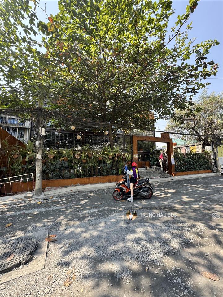 Ngộp bank bán gấp nhà mt nguyễn văn hưởng quận 2  dt 22 x 50m  cn 1.100m2  3 tầng  giá 180 tỷ