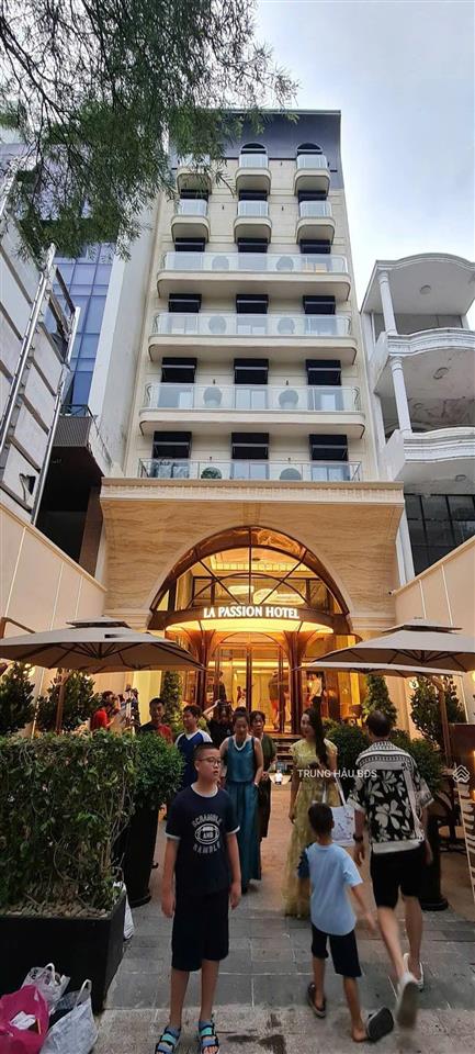 Bán khách sạn 3 sao mt nam kỳ khởi nghĩa q. 3  dt 9 x 40m  hầm  10 tầng  hđt 900 triệu  280 tỷ