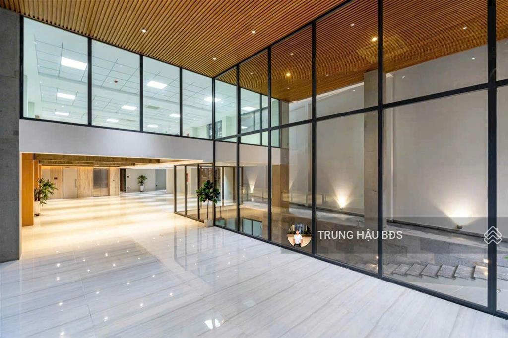 Bán tòa nhà mt sân bay tân sơn nhất  dt 2.000m2 sàn  hầm  7 tầng  hđt 360 triệu  giá 100 tỷ