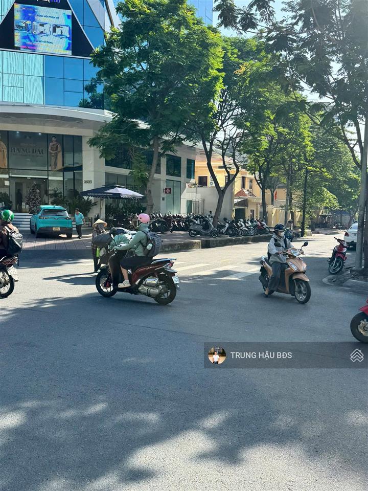 Bán toà nhà 3.000m2 sàn  ngan 15m  góc 2mt nguyễn trãi q.1  2 hầm  10 tầng  hđt 1 tỷ  440 tỷ