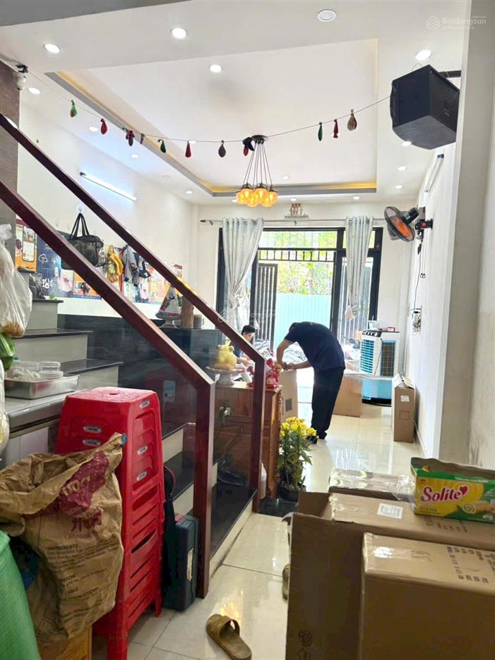 Cắt lỗ 500triệu bán nhà 4 tầng có nội thất/ đ. lã xuân oai gần chợ, trường đh/ giá rẻ 5 tỷ 290triệu