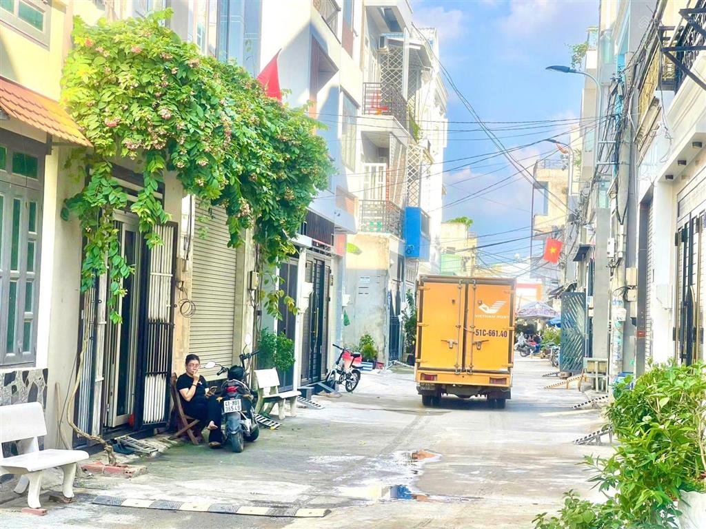 Cắt lỗ 500 triệu bán nhà mới 4 tầng full nội thất/ đ. lã xuân oai gần chợ, trường/ giá nhỉnh 6 tỷ