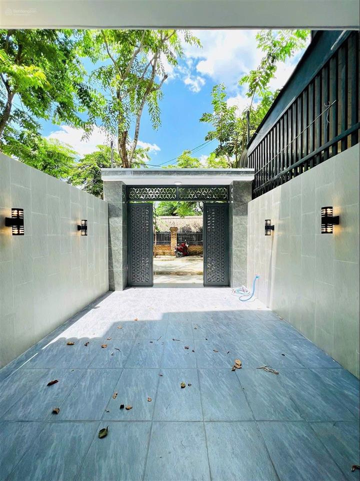 Chủ xây tâm huyết căn nhà 3 tầng full nội thất/ đường lò lu gần chợ, trường đại học/ giá ngộp 6,5tỷ